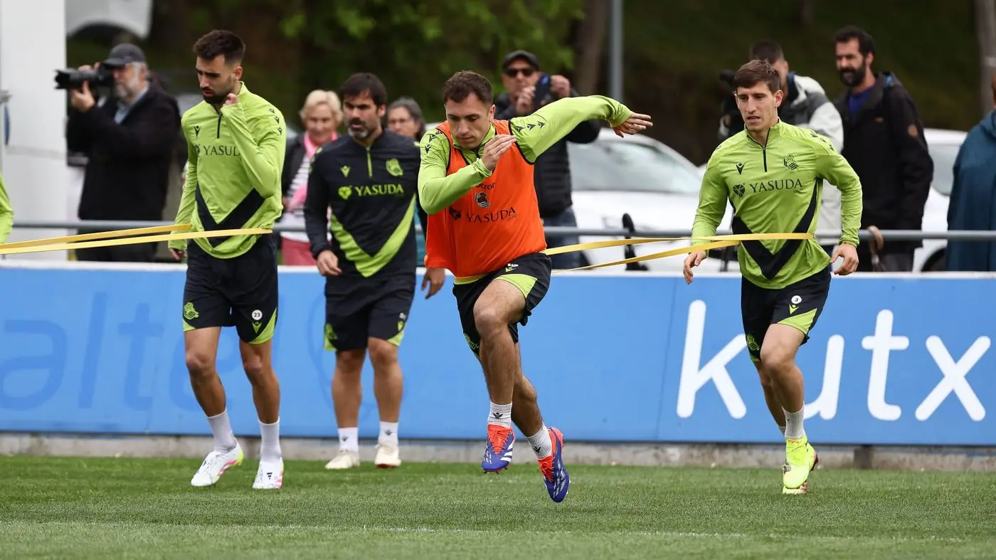 David Casamichana dirigiendo trabajo de fuerza con bandas elásticas — sesión con Mikel Oyarzabal y plantilla de Real Sociedad