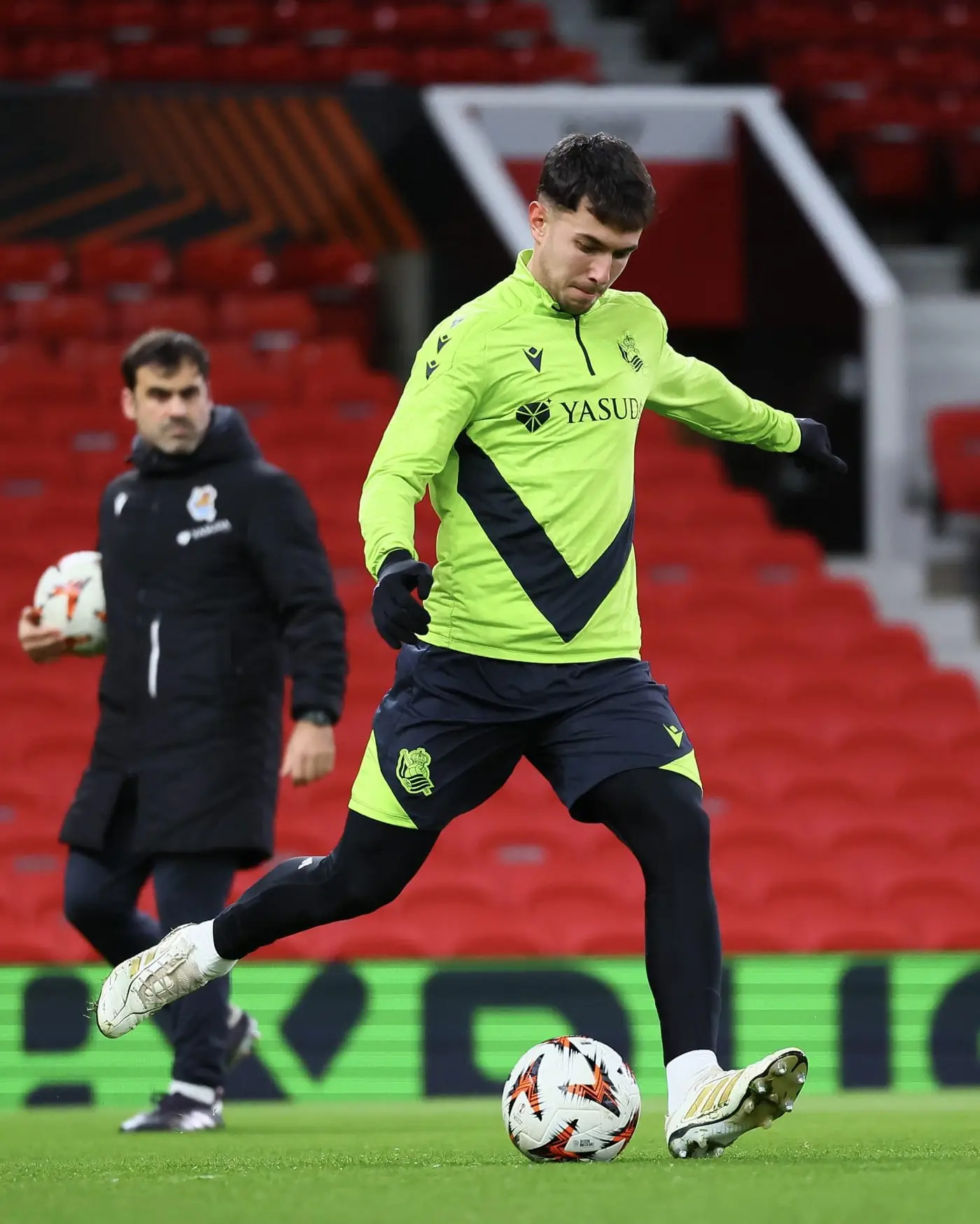 David Casamichana en el calentamiento previo a un partido de Europa League en Old Trafford con la Real Sociedad